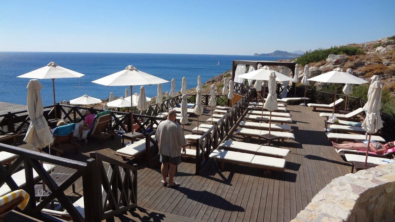 Liegen am Pool Hotel Kalithea Horizon Royal