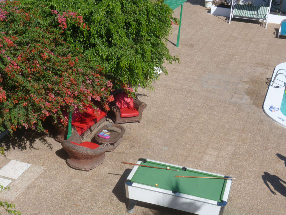 Blick von Zi 127 / Rezeption hinter Büschen Apartments Nazaret