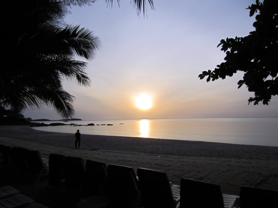 Strandbürstung am Morgen The Fair House Beach Resort