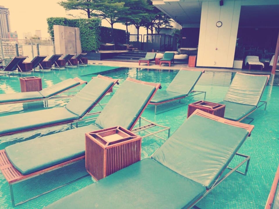 Pool im 4.Stock Millennium Hilton Bangkok