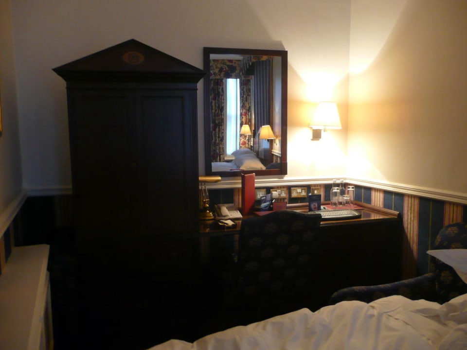 Schrank und Schreibtisch Hotel Rubens at the Palace