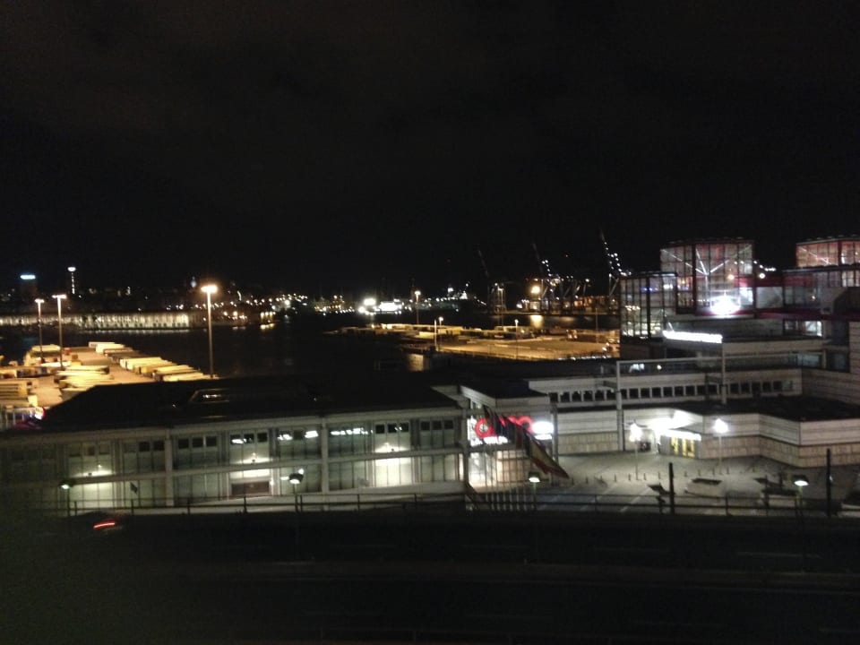 Ausblick bei Nacht Hotel Holiday Inn Genoa City