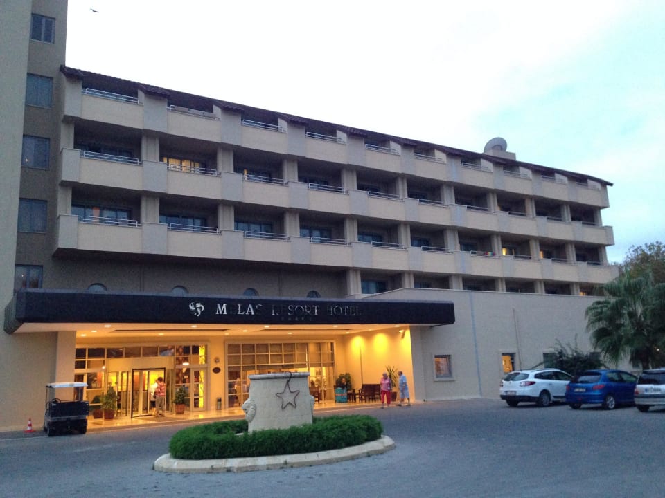 Haupteingang Melas Resort Hotel