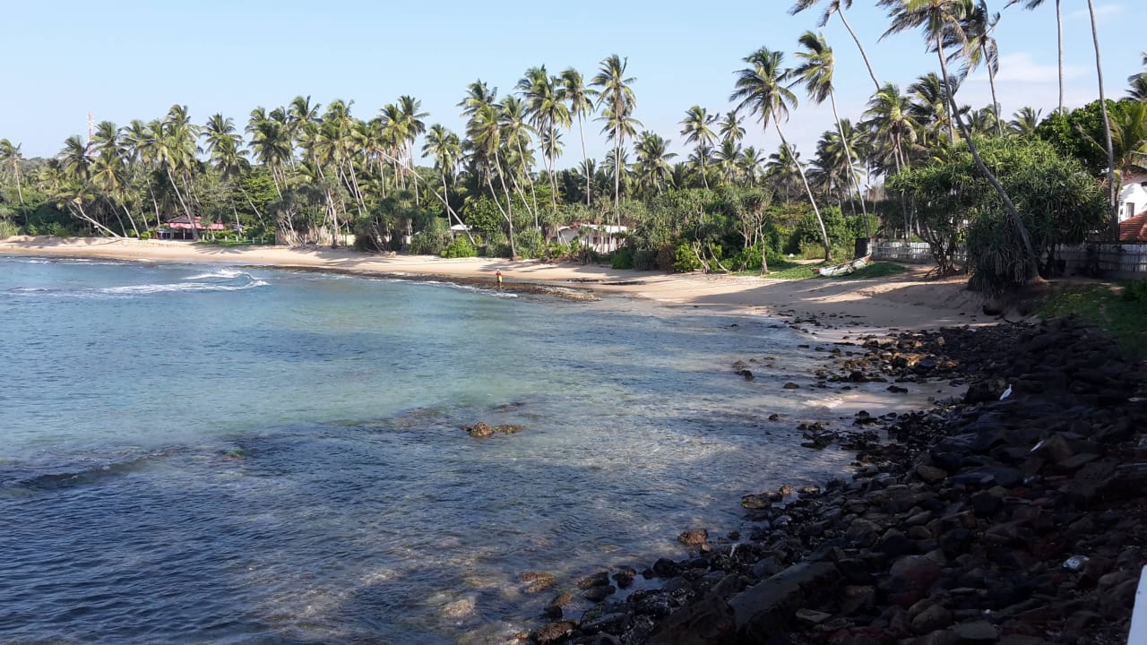 Blick vom Pool in die Bucht Dickwella Resort & Spa