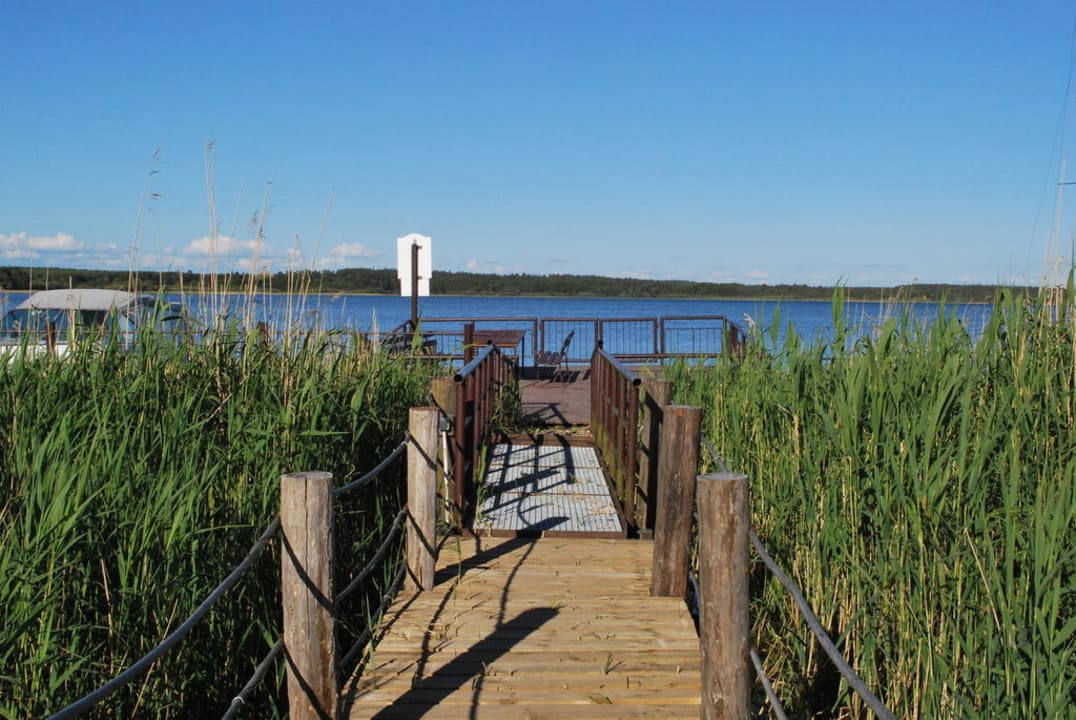 Bootssteg (links) und Sitzgruppe Landpension Am Fleesensee Nossentin