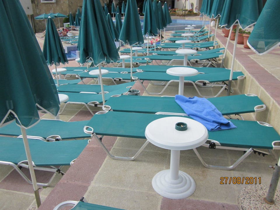 Liegen stehen leider viel zu eng beisammen Duni Royal Pelican Resort