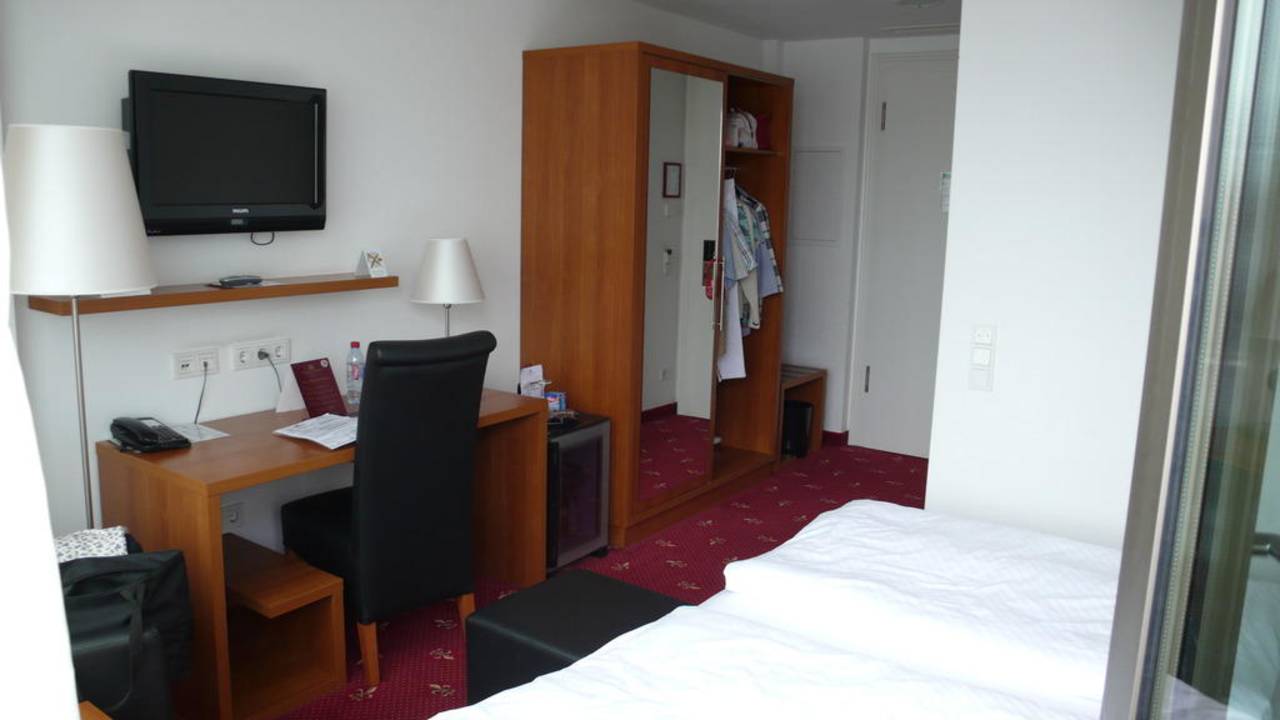 Blick ins Zimmer  Leonardo Hotel Berlin KU´DAMM