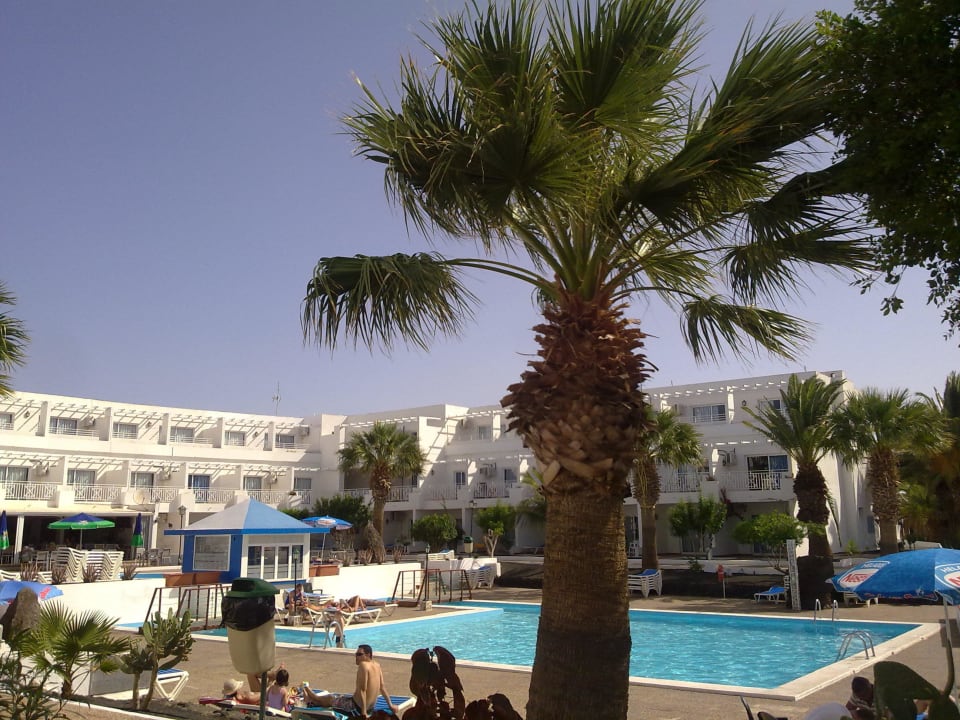 Blick auf den Pool mit Poolbar Sentido Aequora Lanzarote Suite