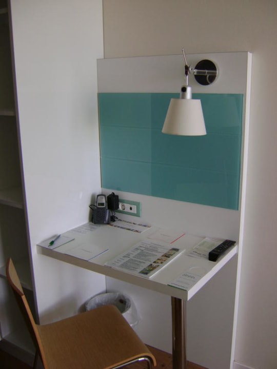 Schreibtisch mit Telefon und Infomaterial Strandgut Resort