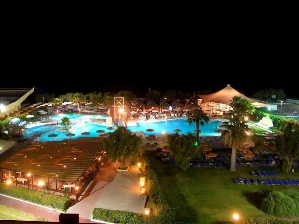 Anlage mit Pool bei Nacht Doreta Beach Resort & Spa