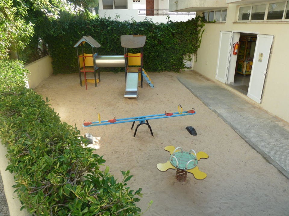 Spielplatz neben dem Pool Aparthotel Ivory Playa