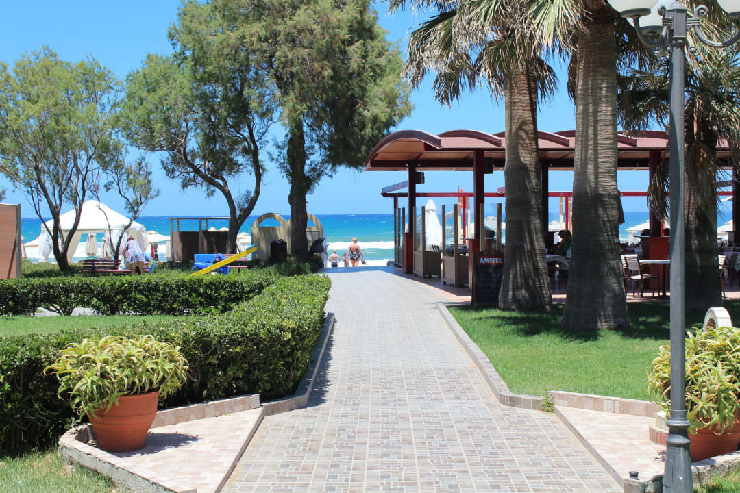 Rechts gehts zur Beach Bar, geradeaus zum Strand Vantaris Luxury Beach Resort