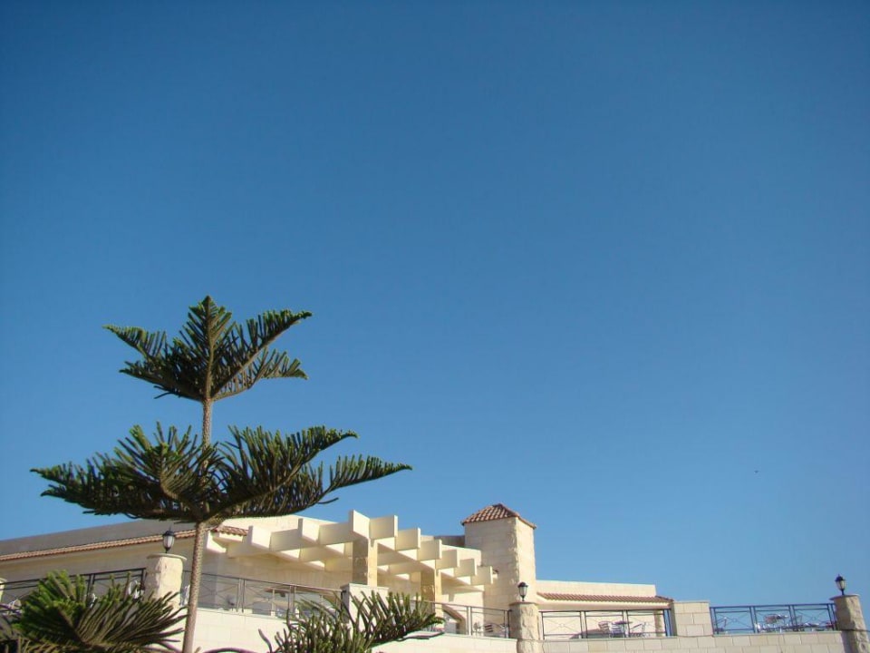 Hauptgebäude mit Cafe und Dachterrasse Brayka Bay Resort