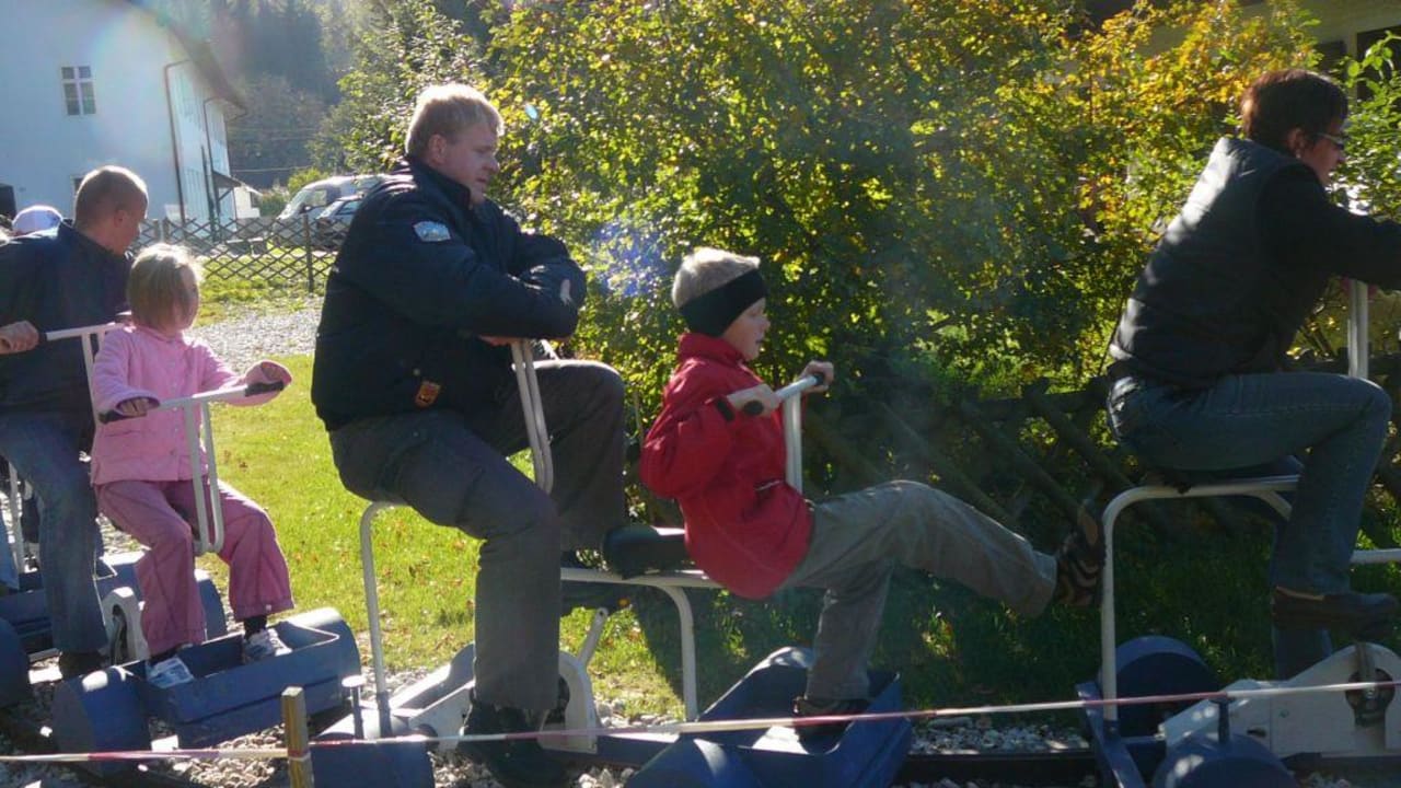 Fahrradfahrt auf Schienen Hotel Reiterhof Pichler und Nebenhäuser