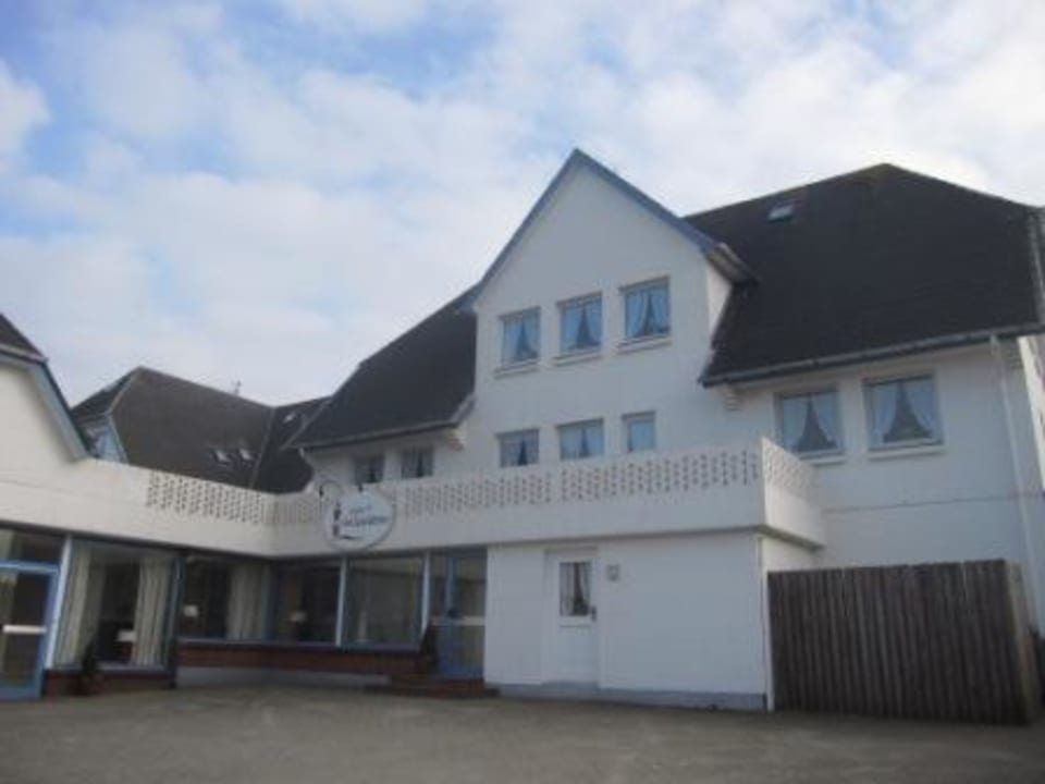 Frontseite des Hotels am Leuchtturm Apartmenthotel am Leuchtturm