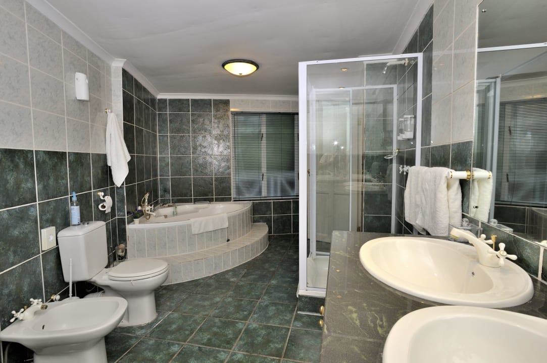 Bathroom of a deluxe suite Hotel Brenton Beach House