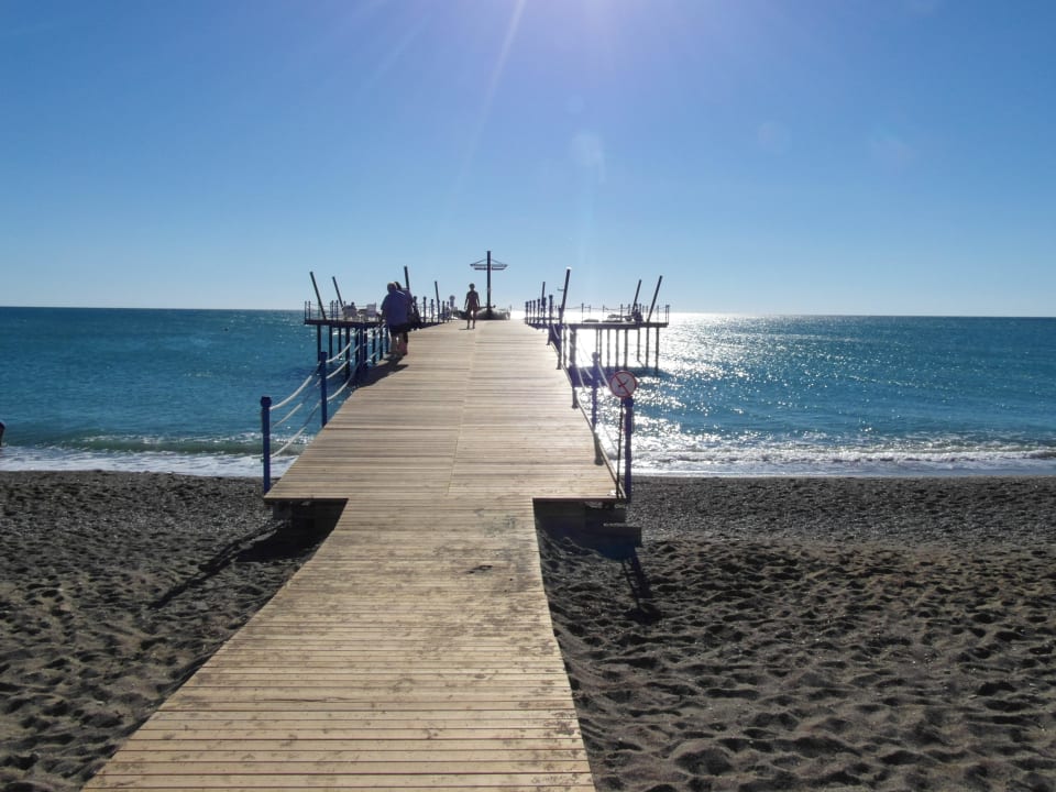 Steg ins Meer mit Sonnenliegen Seaden Sea World Resort & Spa