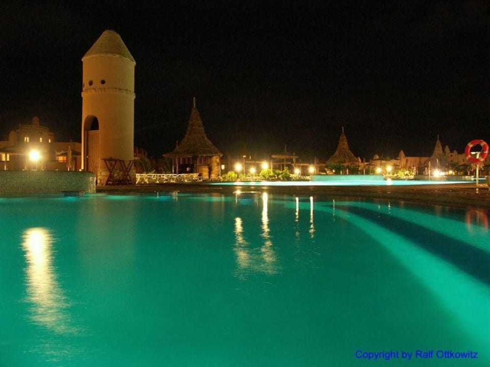 Nachtaufnahme des Pools Hotel Riu Funana