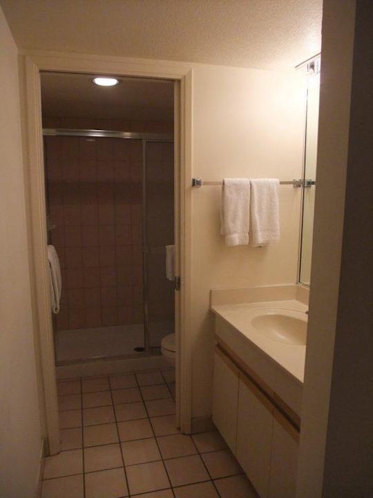 Blick ins schlecht beleuchtete Bad (hinten) Aston at the Maui Banyan