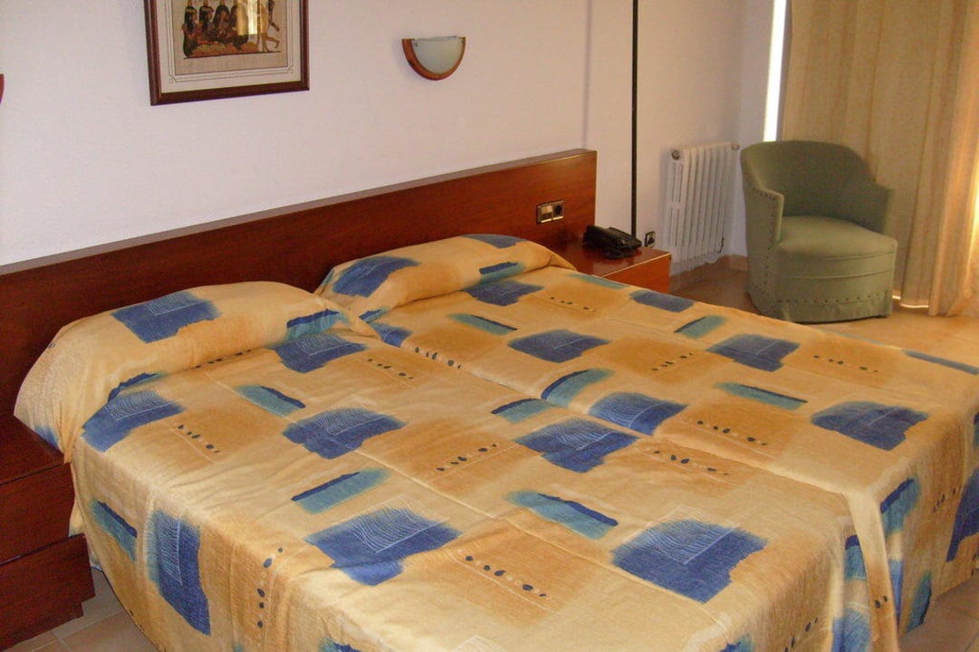 Doppelbett im Zimmer Hotel Luxor