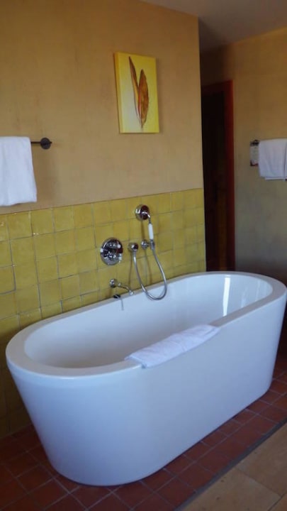 Badewanne in einem der beiden Schlafzimmern Hotel Bell Rock Europa-Park