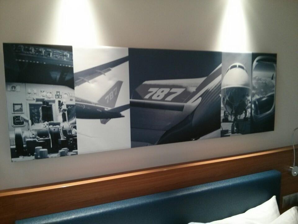 Zdjęcia samolotu Boeing 787 nad łóżkiem w Hampton Hampton by Hilton Warsaw Airport