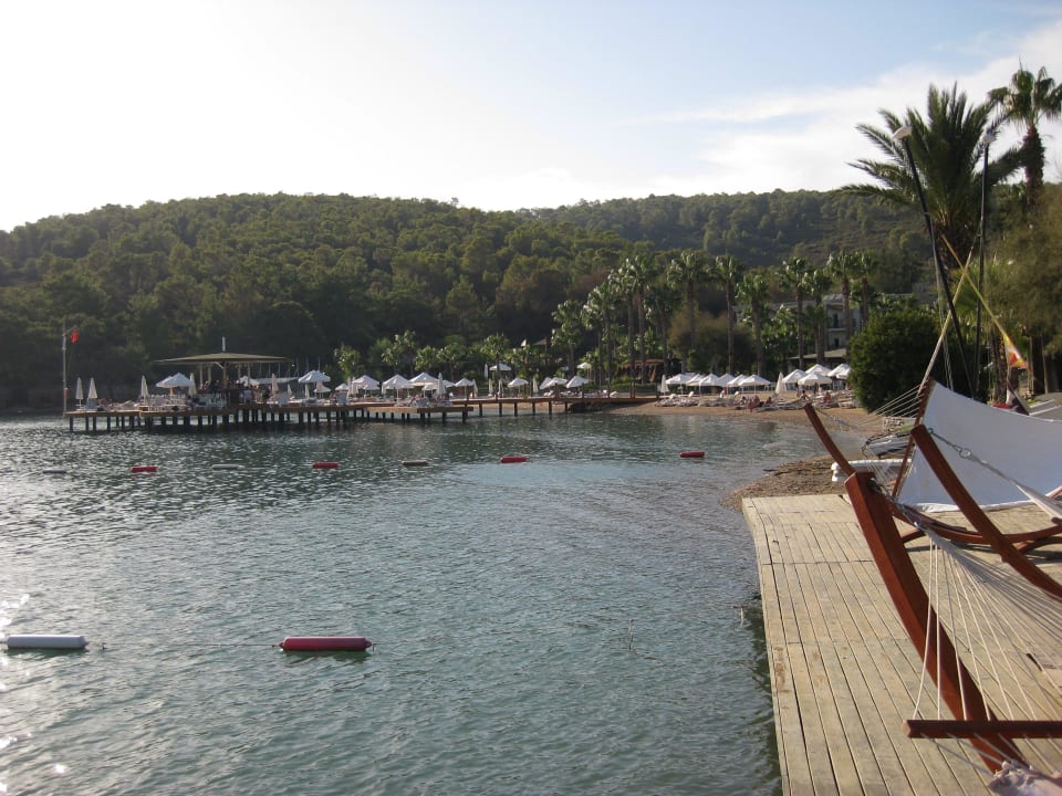 Blick zur Plattform mit Bar Green Bay Resort & Spa