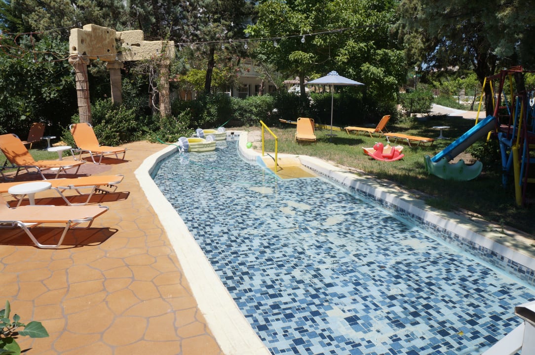 Kinderpool Nest Apartments