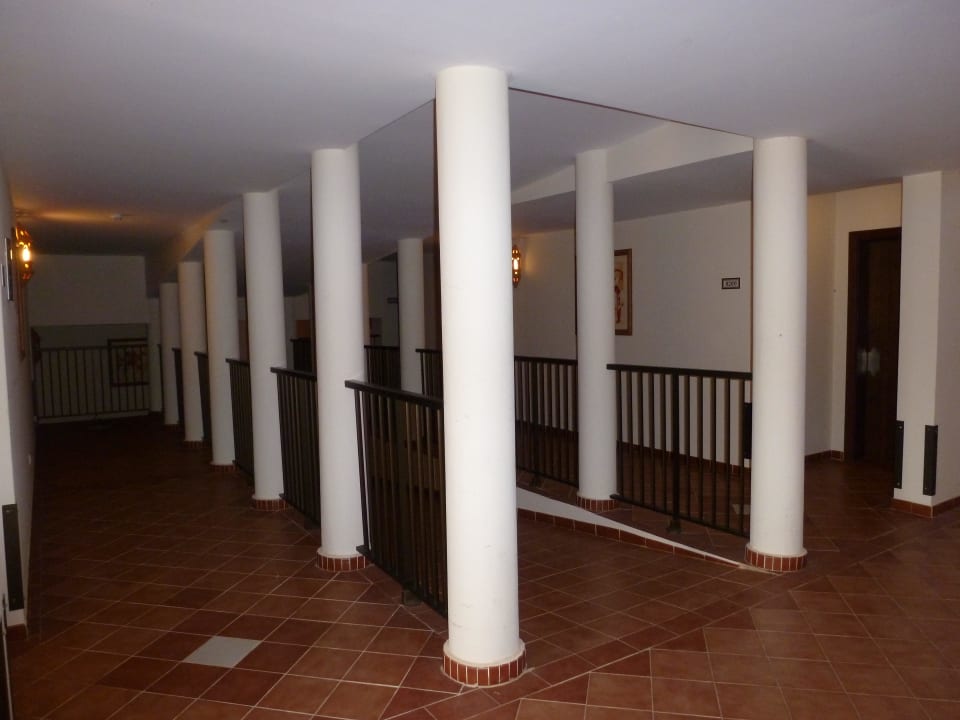 Die Flure zu den Zimmern Hotel Riu Karamboa
