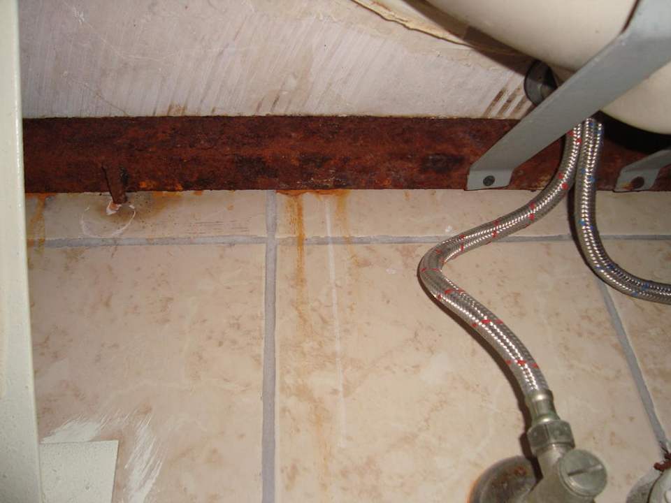 Die verrostete Lavaboaufhängung! Aska Bayview Resort