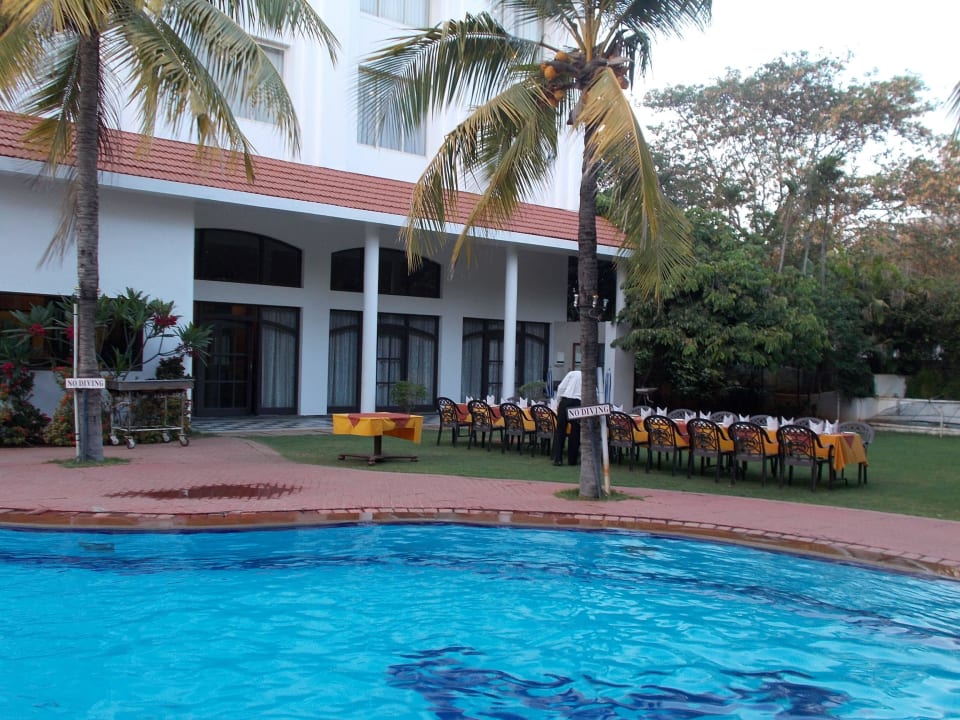 Pool im Garten Hotel Sangam