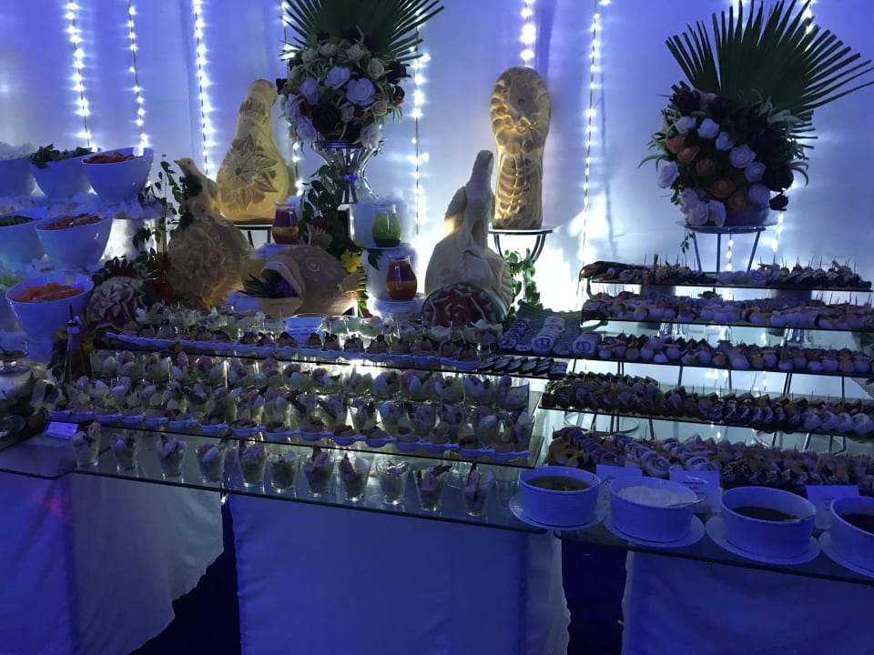 Weihnachtsbüfett Malikia Resort Abu Dabbab