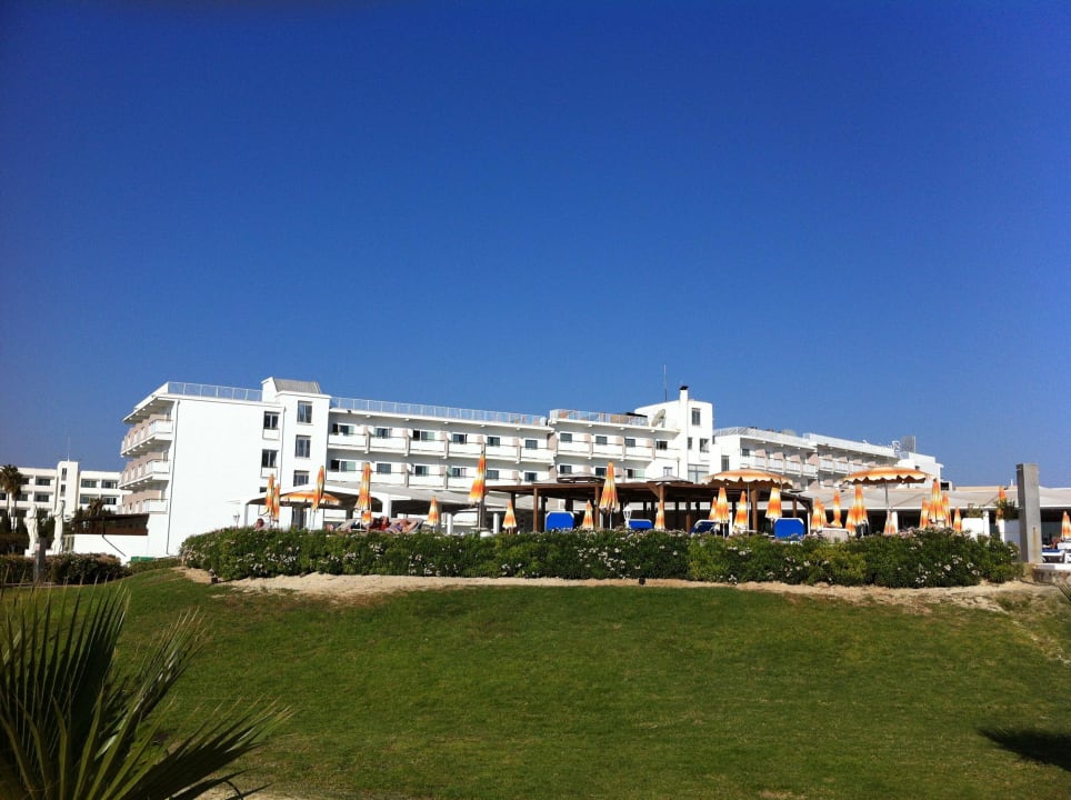Das Hotel vom Strand aus. Asterias Beach