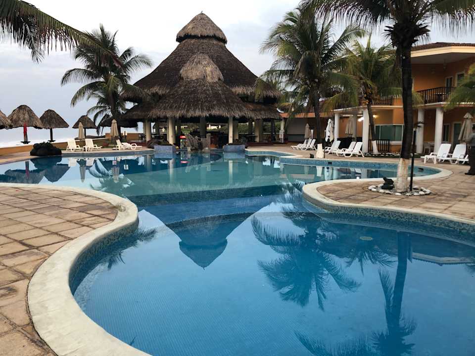 Pool Hotel Cayman Suites