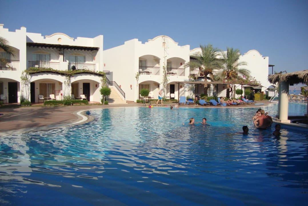 Pool und dahinter ein paar Hotelzimmer JAZ Dahabeya