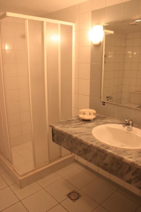 Blick ins Badezimmer Hotel Jagua Affiliated by Meliá