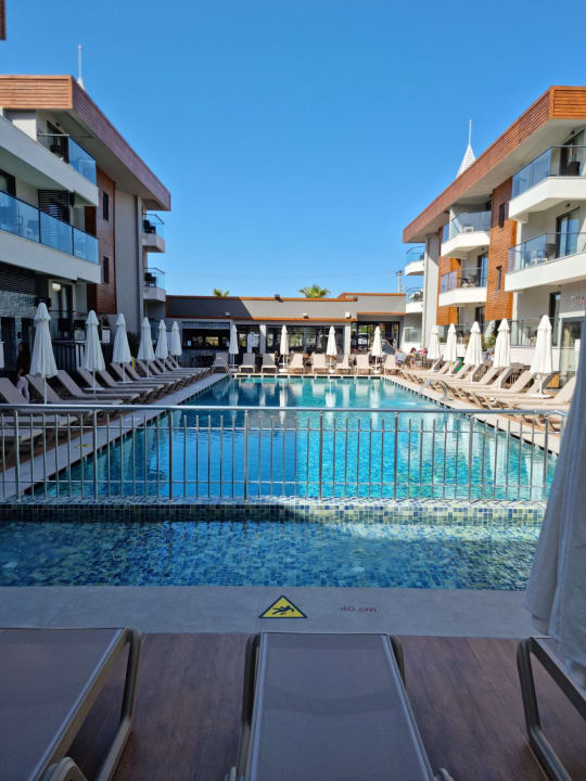 Pool Side Amour Hotel