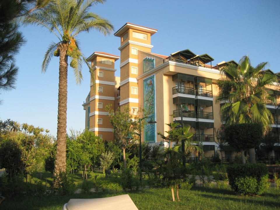 Zicht op één van de blokken en tuin. Crystal Paraiso Aqua Collection