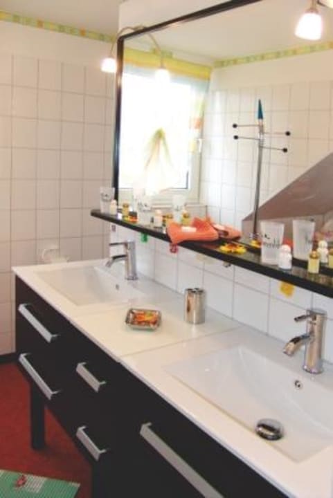 Duschbad in der FeWo "Knusperhäuschen" Hotel Garni Landhaus Uttum