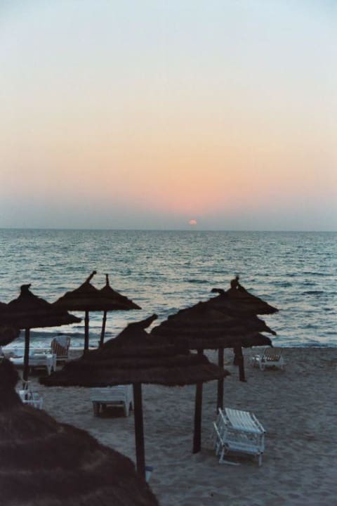 Strand bei Sonnenaufgang Caribbean World Thalasso Djerba