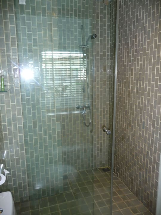 Die Dusche The Briza Beach Resort Khaolak