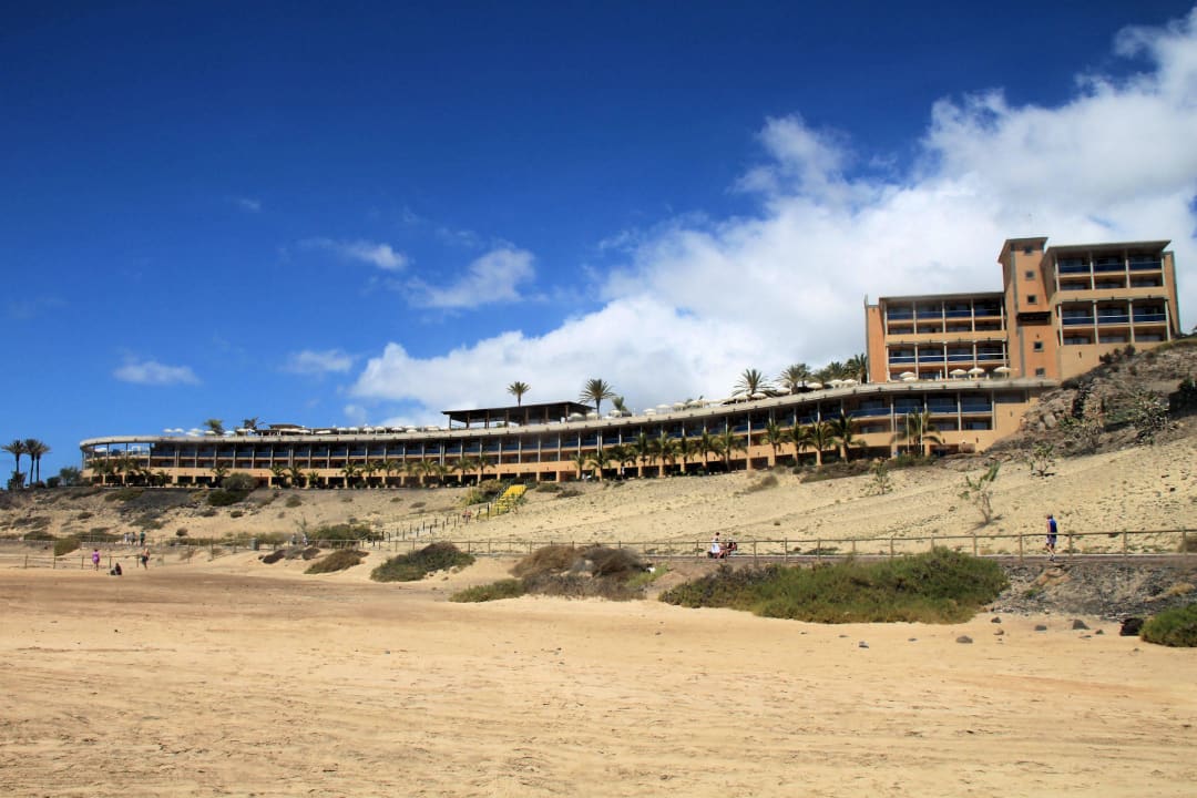 Blick vom Strand zum Hotel Iberostar Selection Fuerteventura Palace