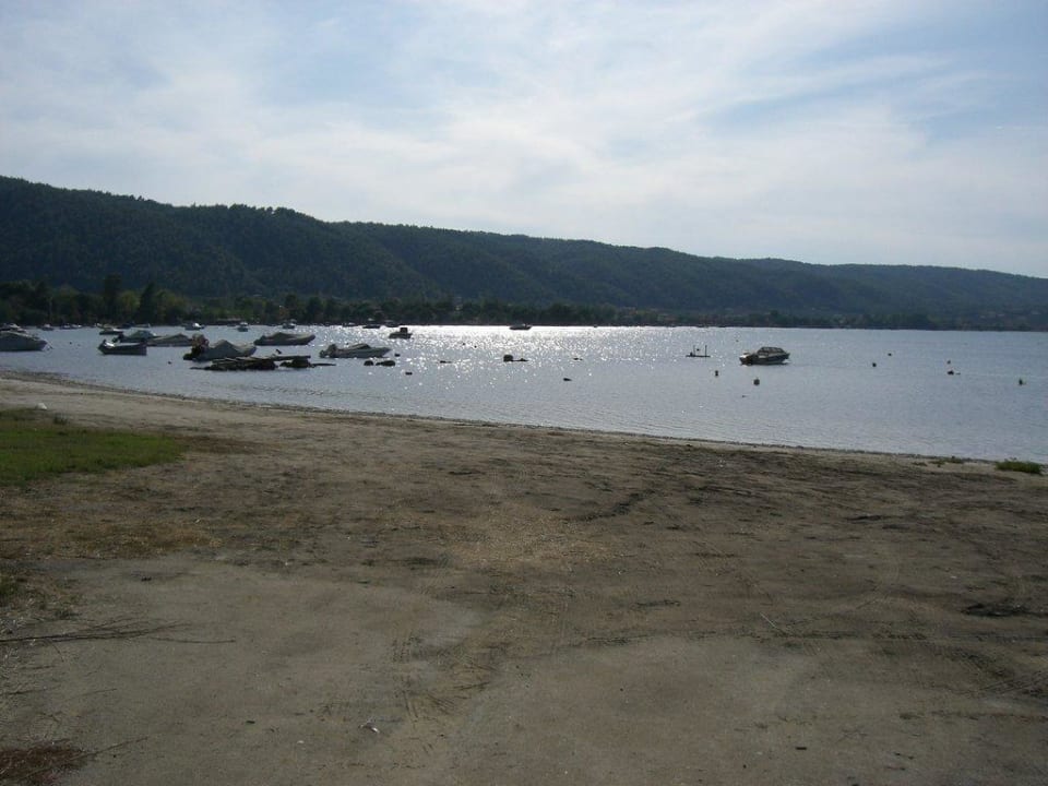 Strand vor dem Hotel Ekies All Senses Resort, a Member of Design Hotels