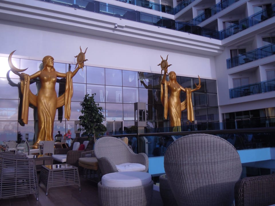 Vorn der Eingang Azura Deluxe Resort & Spa Hotel