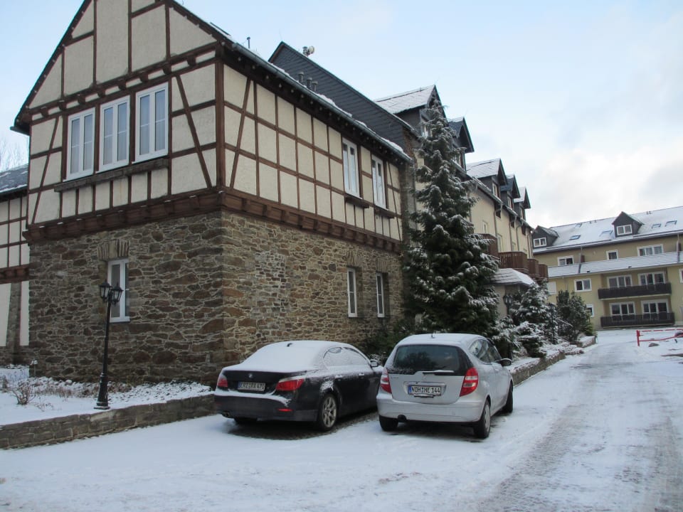 Hinter den Autos beginnt der Anbau für Wellness Sonnenhotel Hoher Hahn