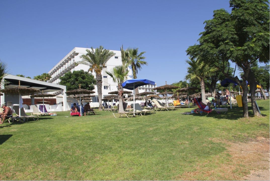 Liegewiese Pernera Beach Hotel