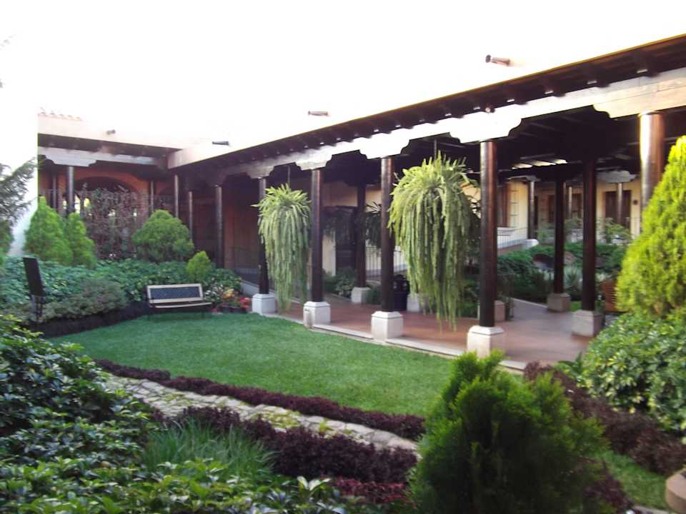 Zu den Zimmern schön begrünt Hotel Camino Real Antigua