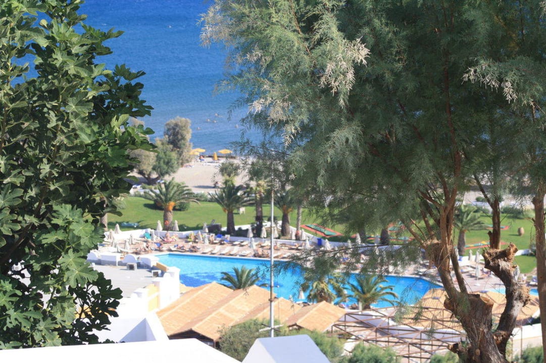 Blick von ganz oben auf den Pool Lagas Aegean Village