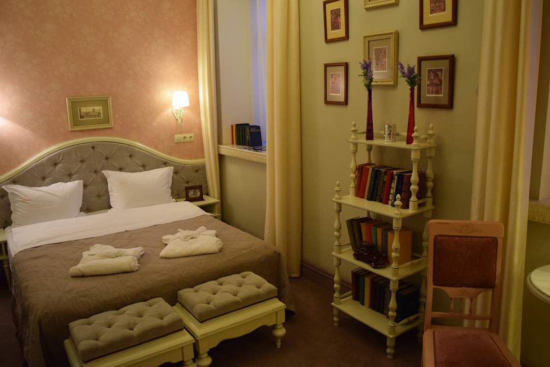 Zimmer mit Doppelbett, Bücherregal, Deko und Sitzmöglichkeit Hotel 19
