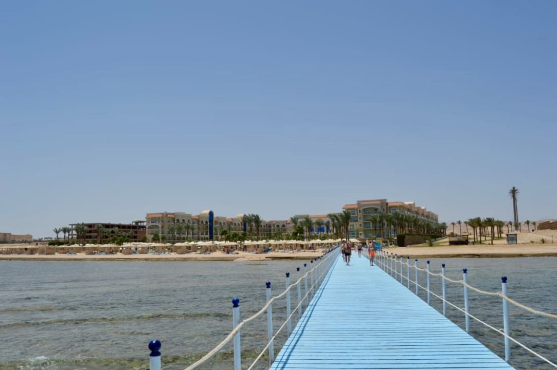 Steg vom Meer Richtung Strand und Hotel  Premier Le Reve Hotel & Spa